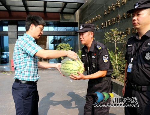 四川融通安防集团领导一线送清凉(图2)