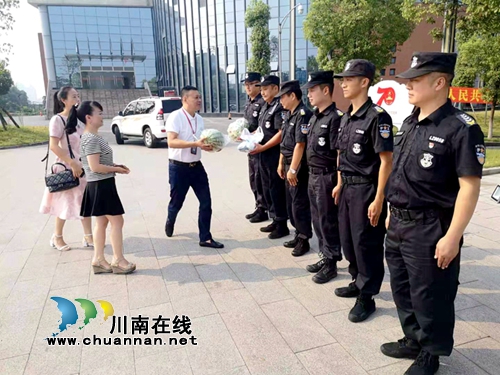 四川融通安防集团领导一线送清凉(图1)
