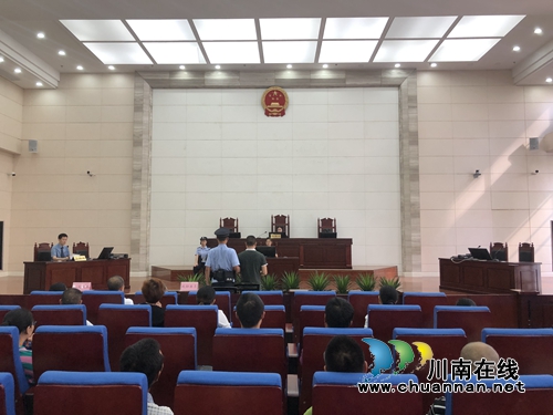 龙马潭法院判案 传唤50余被执行人零距离旁听(图1) 龙马潭法院判案 传唤50余被执行人零距离旁听(图1)