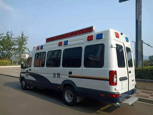 巡回审判车里的深情相拥(图1)