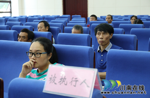 龙马潭法院判案 传唤50余被执行人零距离旁听(图2) 龙马潭法院判案 传唤50余被执行人零距离旁听(图2)