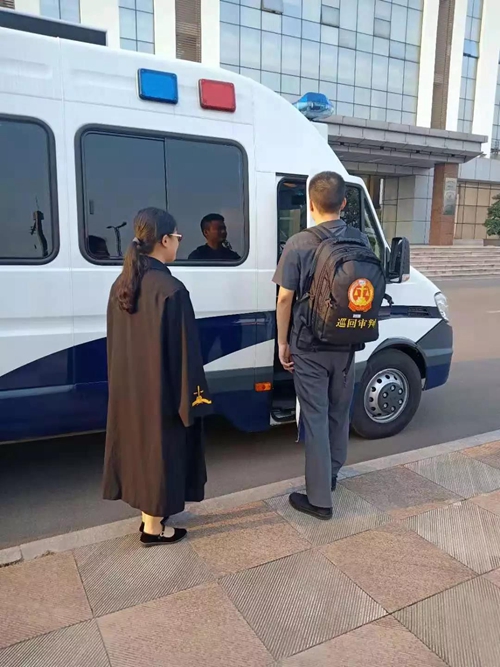 巡回审判车里的深情相拥(图2)