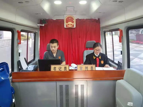 巡回审判车里的深情相拥(图3)