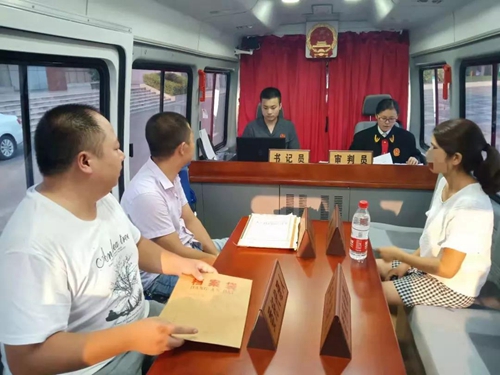 巡回审判车里的深情相拥(图4)