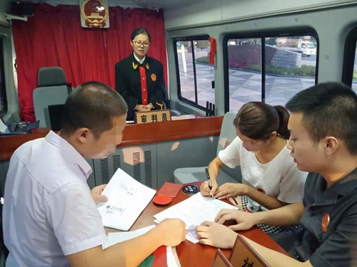 巡回审判车里的深情相拥(图5)