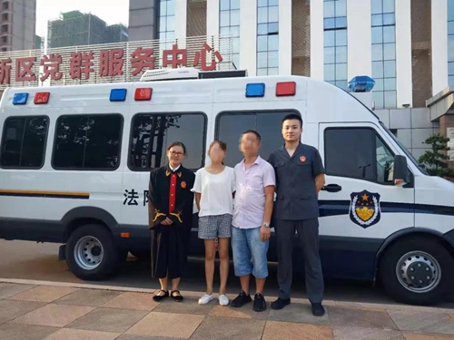 巡回审判车里的深情相拥(图6)