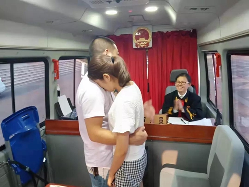 巡回审判车里的深情相拥(图7)