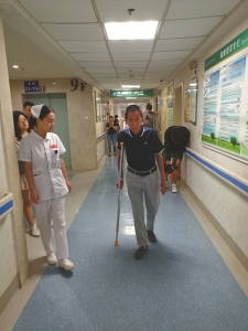 长宁地震最重伤员康复回家:回去继续做凉糕(图1) 长宁地震最重伤员康复回家:回去继续做凉糕(图1)