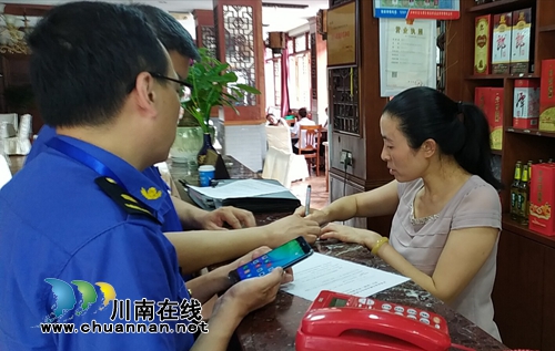 龙马潭区小市街道开展油烟排水专项检查(图1)