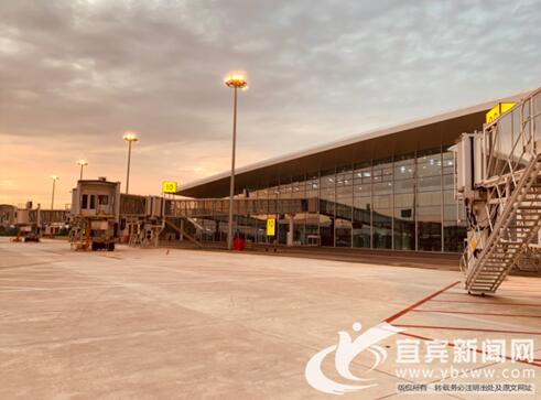 首架客机降落宜宾新机场&nbsp;试飞取得圆满成功(图2)