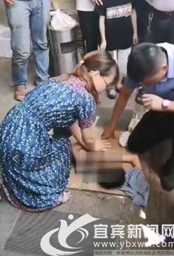 两小孩掉入宜宾兴文县百家渡河&nbsp;路人齐心救起(图1)