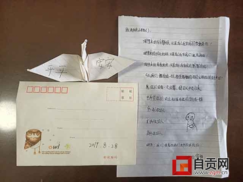 暖心！自贡两名女生高温天给消防送“外卖”(图1)