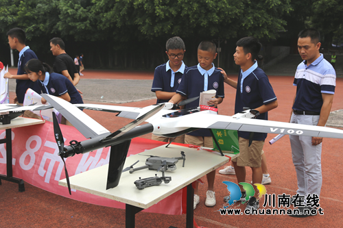 泸州:举行版图教育 2000学生列成“中国”方队(图6) 泸州:举行版图教育 2000学生列成“中国”方队(图6)