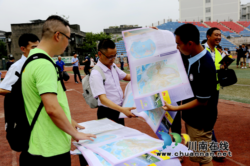 泸州:举行版图教育 2000学生列成“中国”方队(图7) 泸州:举行版图教育 2000学生列成“中国”方队(图7)