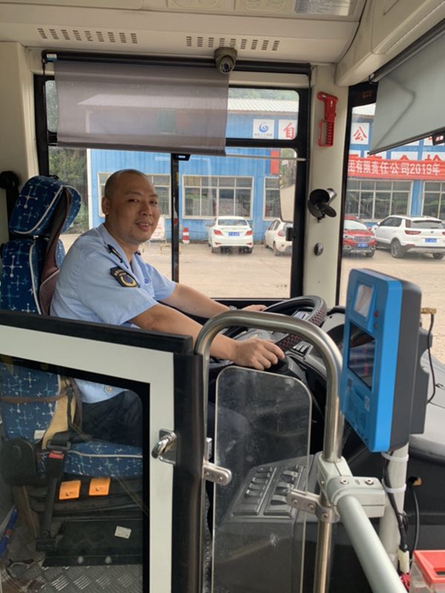 点赞！自贡网友发帖感谢公交司机“拾机不昧”(图1)