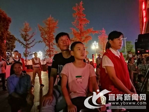 宜宾群众看“坝坝电影”学“最美家庭”事迹(图2)