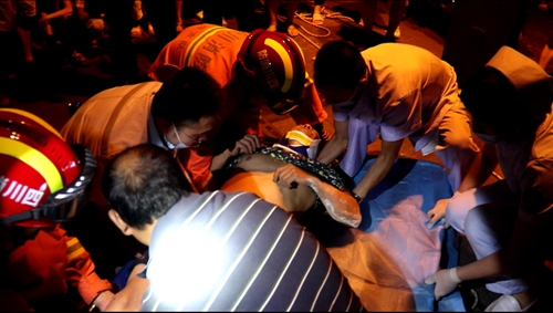 自贡:工人意外坠下10米河堤 消防群众合力营救(图1) 自贡:工人意外坠下10米河堤 消防群众合力营救(图1)