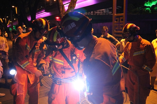 自贡:工人意外坠下10米河堤 消防群众合力营救(图2) 自贡:工人意外坠下10米河堤 消防群众合力营救(图2)