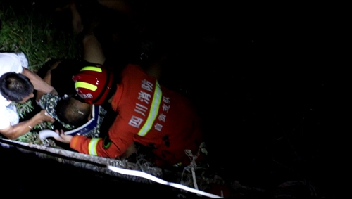 自贡:工人意外坠下10米河堤 消防群众合力营救(图3) 自贡:工人意外坠下10米河堤 消防群众合力营救(图3)