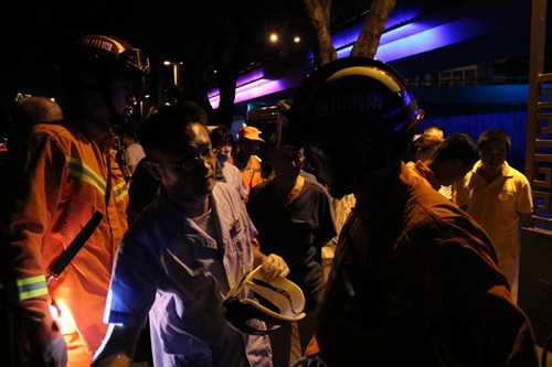 自贡:工人意外坠下10米河堤 消防群众合力营救(图5) 自贡:工人意外坠下10米河堤 消防群众合力营救(图5)