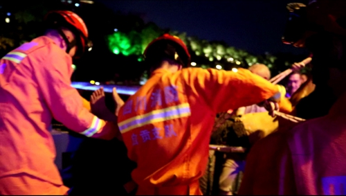 自贡:工人意外坠下10米河堤 消防群众合力营救(图6) 自贡:工人意外坠下10米河堤 消防群众合力营救(图6)