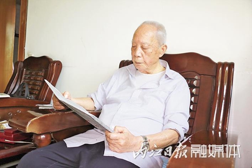 内江九旬老党员爱学习 带动12名家庭成员入党(图1) 内江九旬老党员爱学习 带动12名家庭成员入党(图1)