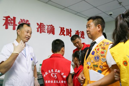 开学前第一课&nbsp;宜宾血站让孩子走进爱的新天地(图3)