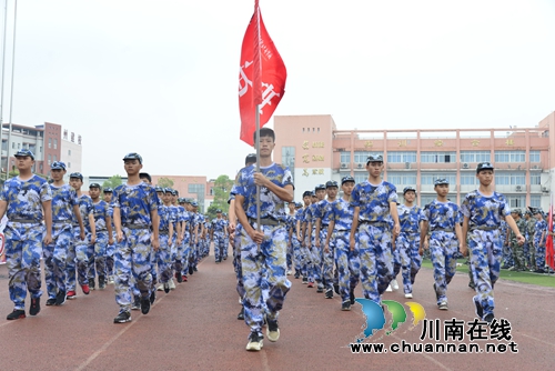 传承军魂筑梦未来&nbsp;泸县建校举行新生军训汇报(图1)