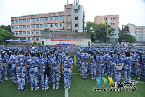 传承军魂筑梦未来&nbsp;泸县建校举行新生军训汇报(图2)