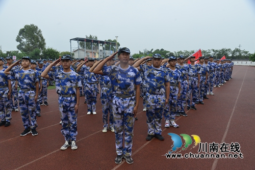 传承军魂筑梦未来&nbsp;泸县建校举行新生军训汇报(图3)