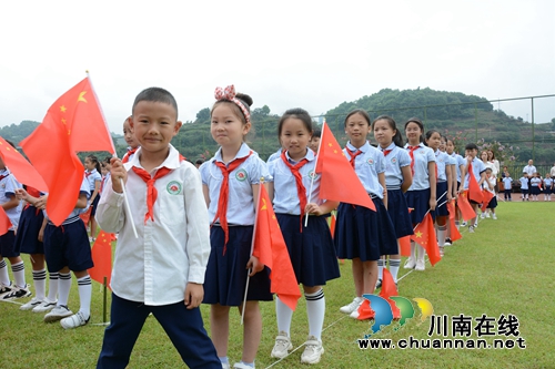 叙永:开学典礼 千面国旗组成红色“中国”(图2) 叙永:开学典礼 千面国旗组成红色“中国”(图2)
