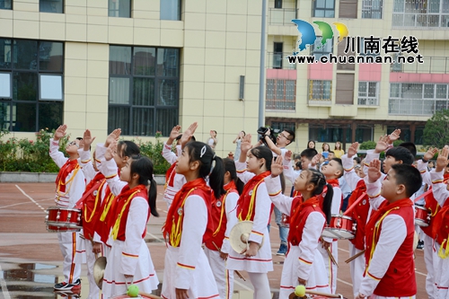 叙永:开学典礼 千面国旗组成红色“中国”(图3) 叙永:开学典礼 千面国旗组成红色“中国”(图3)