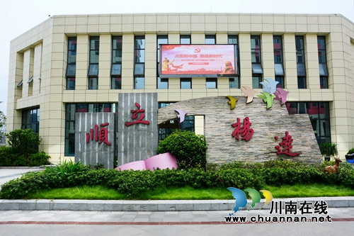 叙永:开学典礼 千面国旗组成红色“中国”(图5) 叙永:开学典礼 千面国旗组成红色“中国”(图5)