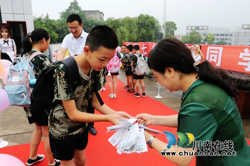 泸州十八中:踏上新征程 描绘新画卷(图10) 泸州十八中:踏上新征程 描绘新画卷(图10)