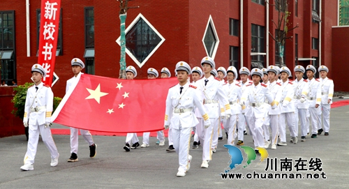 泸州龙马潭区尹吉甫学生齐声向祖国妈妈表白(图1)