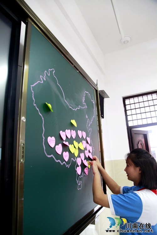 泸州龙马潭区尹吉甫学生齐声向祖国妈妈表白(图3)