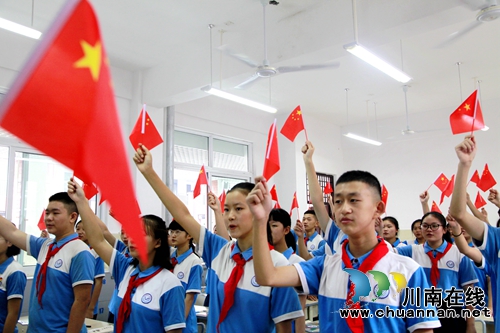 泸州龙马潭区尹吉甫学生齐声向祖国妈妈表白(图4)