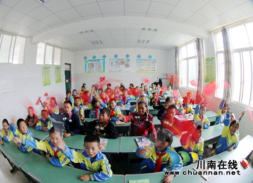 大凉山的开学第一课：五星红旗，我为你自豪(图3)