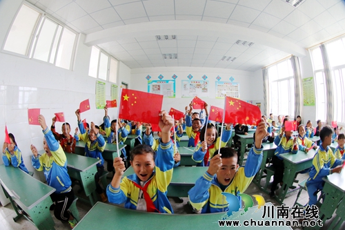 大凉山的开学第一课：五星红旗，我为你自豪(图5)