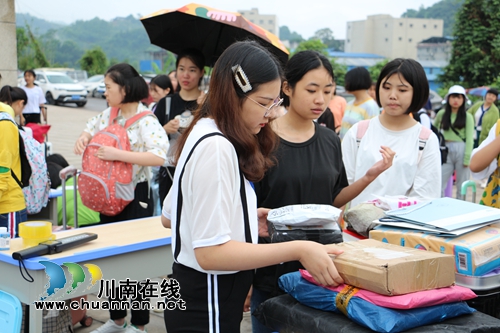 叙永三中开展违禁违带物品专项清理行动(图1)