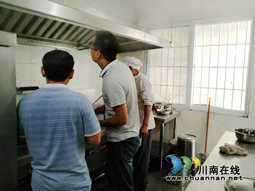 泸县喻寺市场监管所开展秋季学校食堂专项检查(图1)