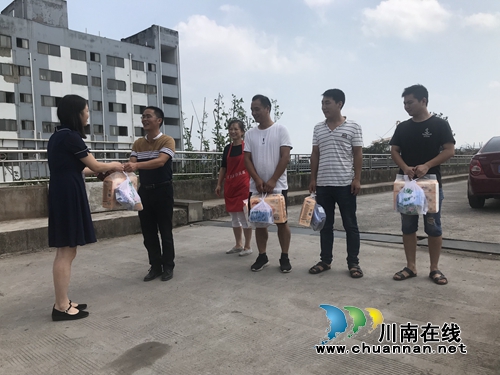 纳溪区棉花坡镇开展“夏日送清凉”活动(图1)