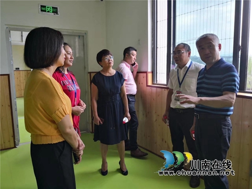叙永县副县长谢华深入南城幼儿园检查开学工作(图1)