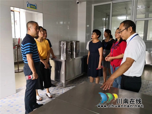 叙永县副县长谢华深入南城幼儿园检查开学工作(图4)