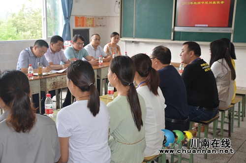 张福荣率队慰问泸县太伏镇学校教师并检查学校安全工作(图1)