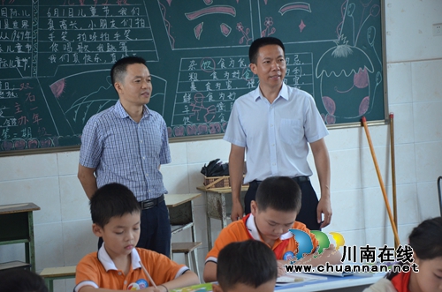 张福荣率队慰问泸县太伏镇学校教师并检查学校安全工作(图2)