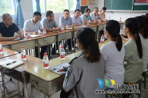 张福荣率队慰问泸县太伏镇学校教师并检查学校安全工作(图3)