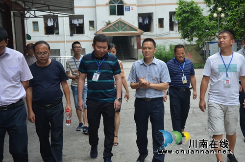 张福荣率队慰问泸县太伏镇学校教师并检查学校安全工作(图4)