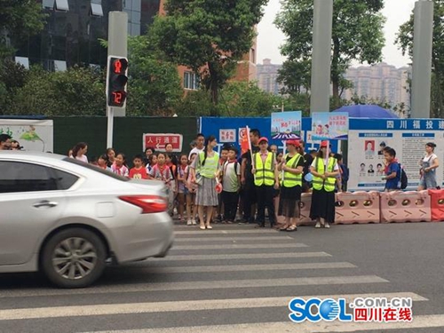 泸州来了帮“护学使者”&nbsp;放学路携手“童”行(图2)