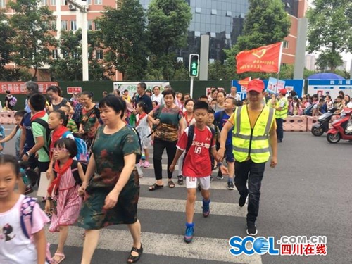 泸州来了帮“护学使者”&nbsp;放学路携手“童”行(图3)